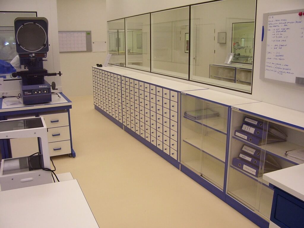 laborbszerelvény laborbútor laborszékek